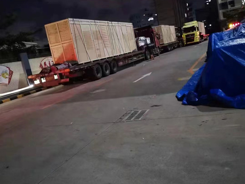 深(shen)圳公明(ming)某公司(si)打包裝(zhuang)車現場(chang)