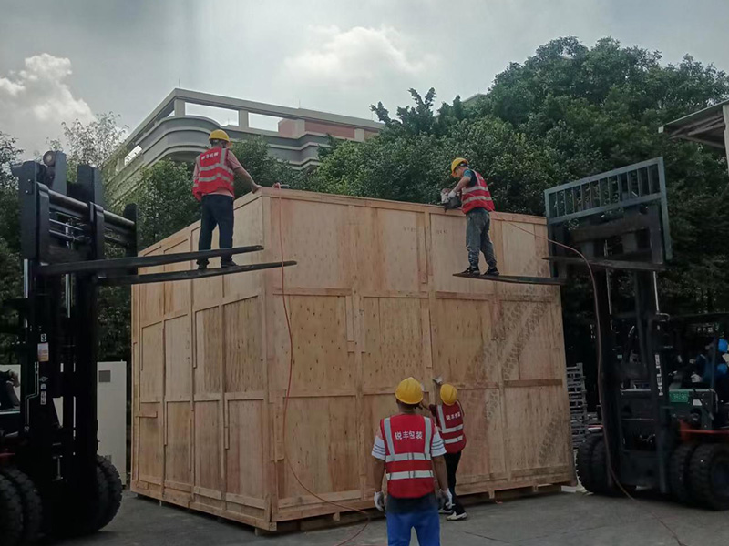 搬(ban)遷超高(gao)超寬木(mu)箱