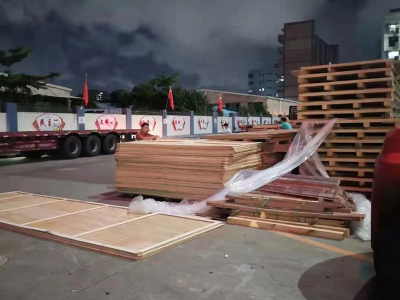 深(shen)圳石岩(yan)某重型(xing)設備包(bao)裝