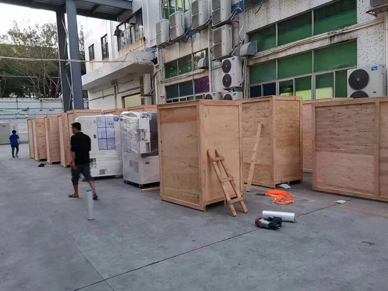 深(shen)圳福(fu)永出(chu)口設(she)備打(da)包現(xian)場